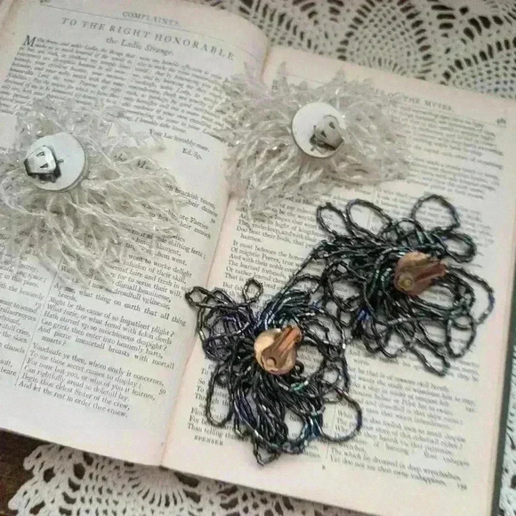 Pair of vintage 1950s sparkle clip on earrings - Picture 7 of 8